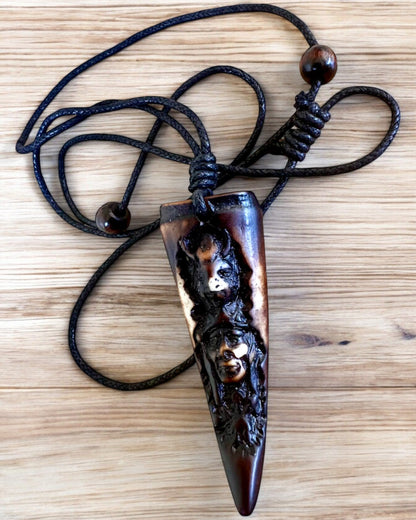 Náhrdelník Vlčí Tesák, amulet z pryskyřice - Mystická Síla Přírody, možnost personalizace gravírováním jako dárek
