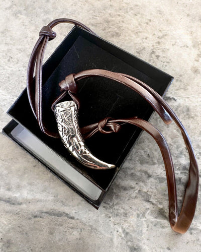 „Vlčí Tesák“ z Nerezové Oceli – Amulet Odvahy, Náhrdelník s Možností Personalizace Gravírováním jako Dárek