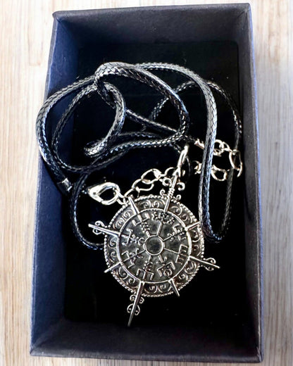 Amulet "Wojownik Północy" - Kompas Vikinga, možnost personalizace gravírováním jako dárek, 2 varianty na výběr
