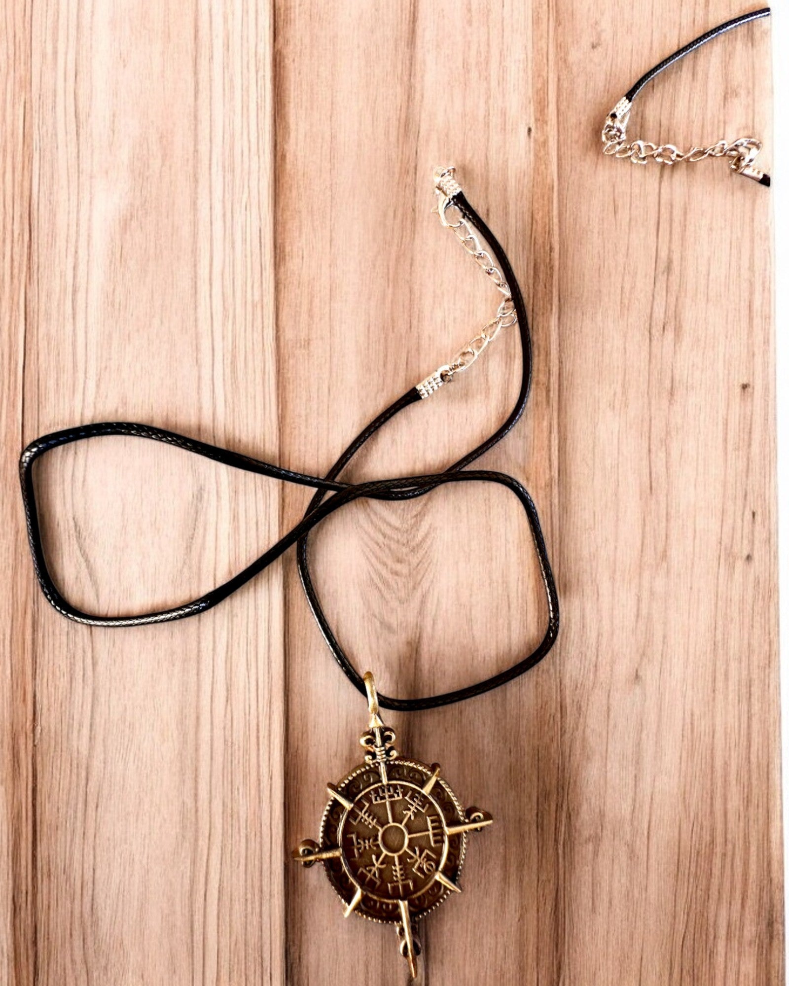 Amulet "Wojownik Północy" - Kompas Vikinga, možnost personalizace gravírováním jako dárek, 2 varianty na výběr