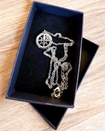 Stříbrný náhrdelník s malým symbolem - Kompasem „Cestovatele”, možnost personalizace gravírováním jako dárek