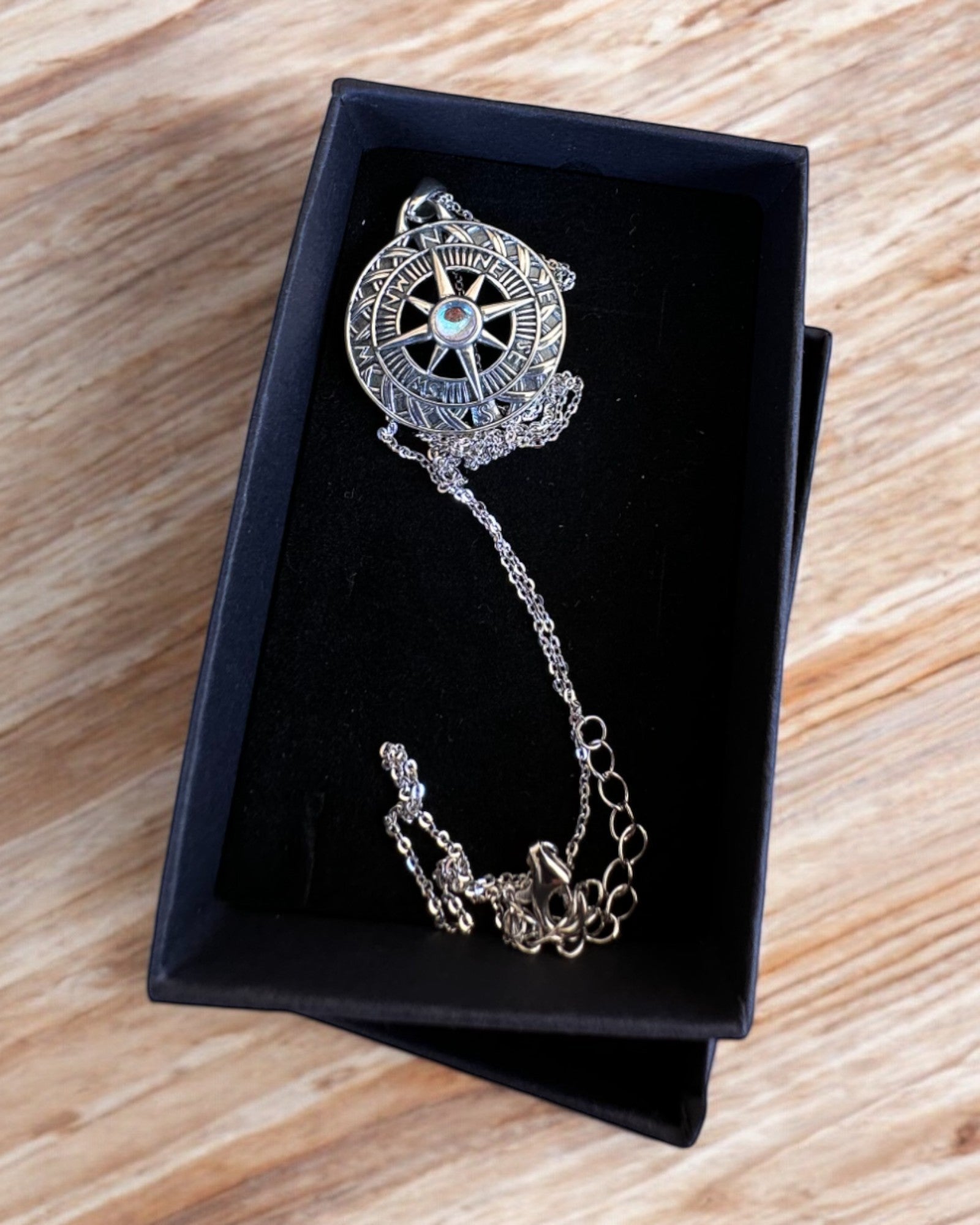 Amulet Astrální Cesty – Stříbrný Náhrdelník s Gravírováním, personalizace jako dárek