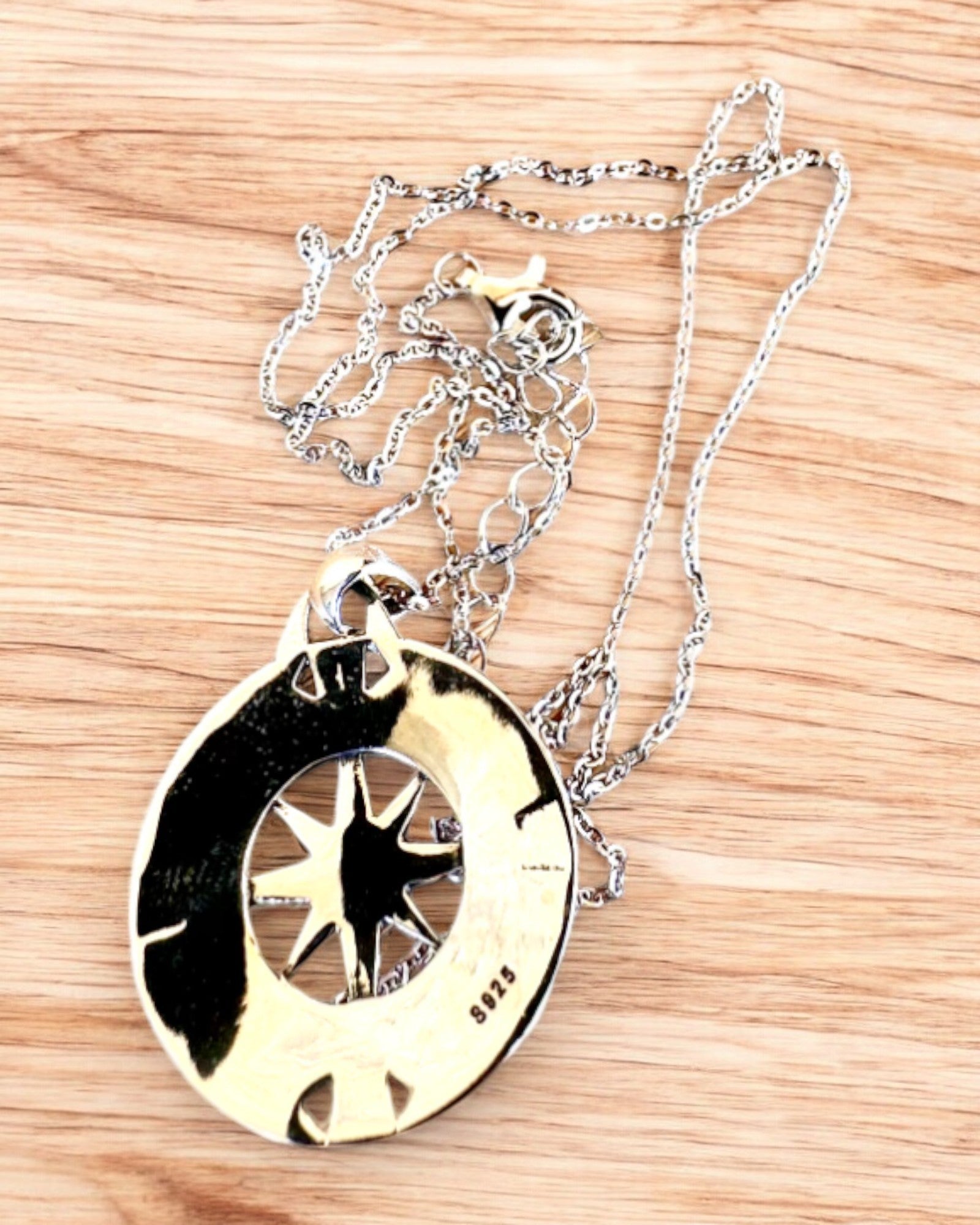 Amulet Astrální Cesty – Stříbrný Náhrdelník s Gravírováním, personalizace jako dárek