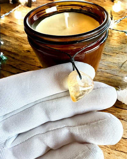 Świeca sojowa intencyjna  250 ml z naturalnym kamieniem – wybierz swoją energię: Cytryn lub Granat, personalizacja grawerem na prezent