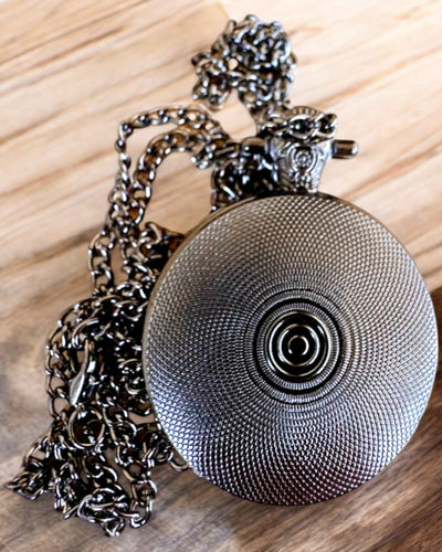 Kapesní hodinky Růže noci, možnost personalizace gravírováním jako dárek