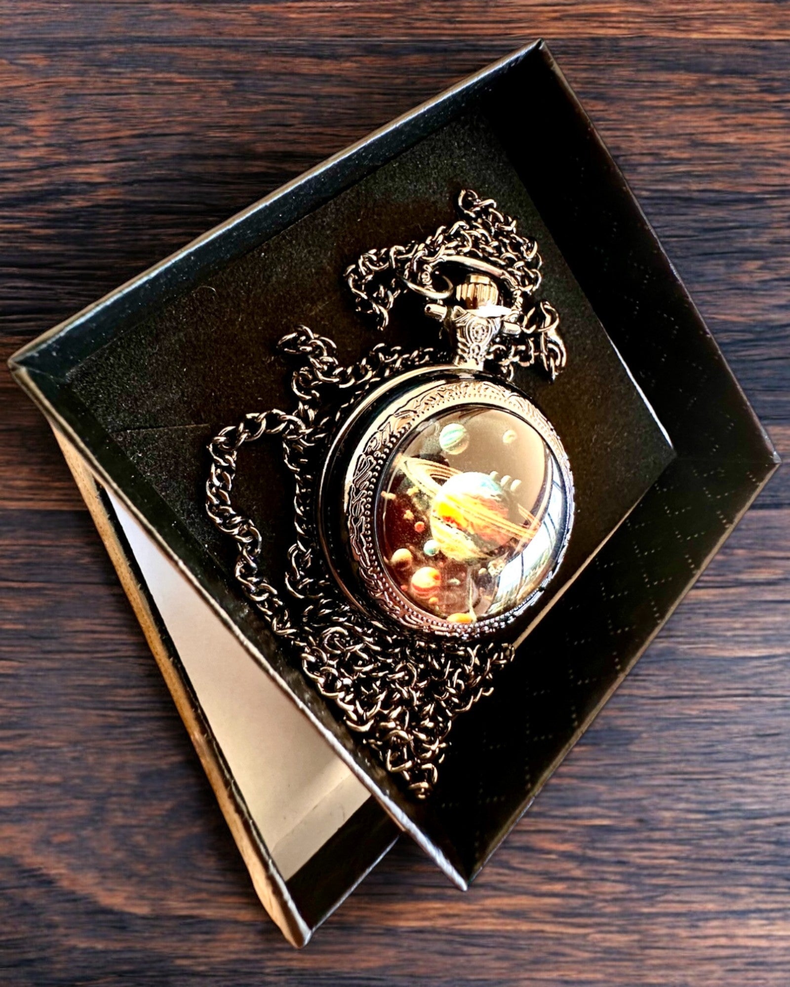 Kapesní hodinky "Galaktické tajemství", personalizace gravírováním jako dárek
