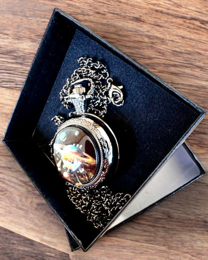 Kapesní hodinky "Galaktické tajemství", personalizace gravírováním jako dárek