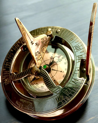 Kapitánský kompas „Objevitel 2“ - možnost personalizace gravírováním jako dárek, 2 barevné varianty na výběr