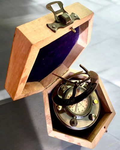 Kapitánský kompas „Objevitel 2“ - možnost personalizace gravírováním jako dárek, 2 barevné varianty na výběr