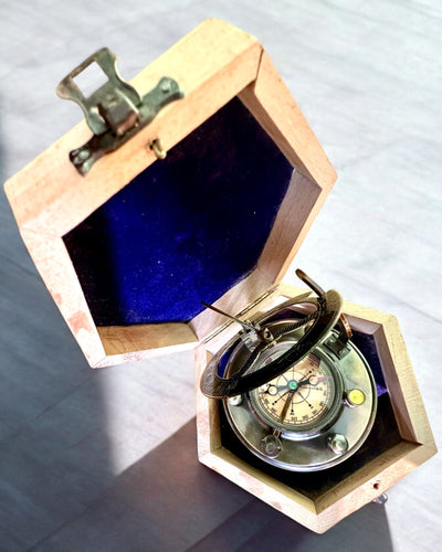 Kapitánský kompas „Objevitel 2“ - možnost personalizace gravírováním jako dárek, 2 barevné varianty na výběr