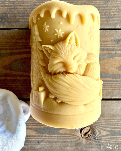 Sójová svíčka Zimní Lišáček, 7,5 cm na výšku, ručně odlévaná sójová svíčka s roztomilým spícím lišáčkem, možnost personalizace gravírováním na štítku.