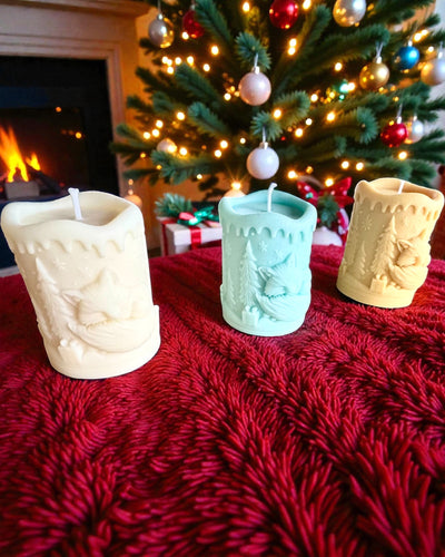 Sójová svíčka Zimní Lišáček, 7,5 cm na výšku, ručně odlévaná sójová svíčka s roztomilým spícím lišáčkem, možnost personalizace gravírováním na štítku.