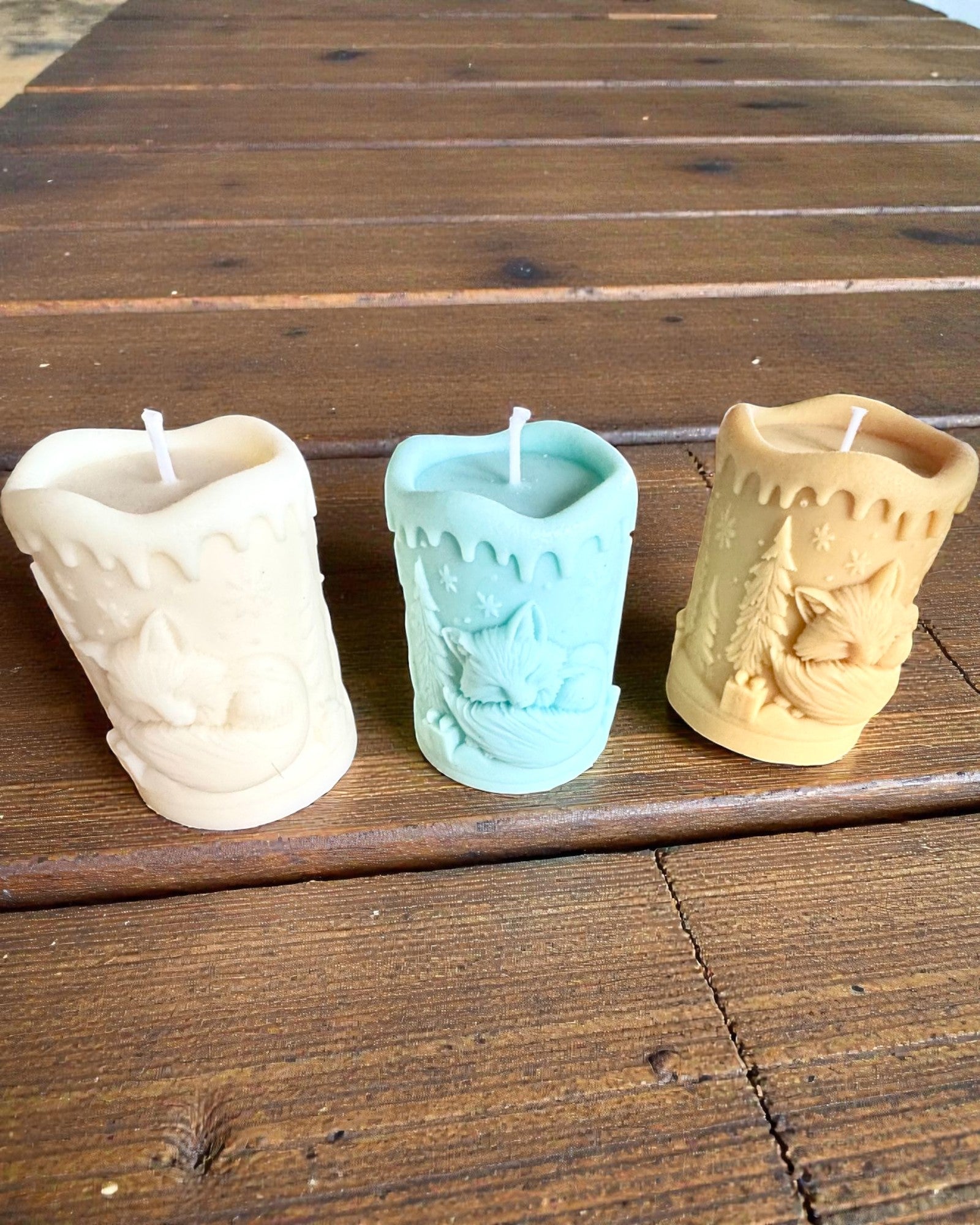 Świeca sojowa Zimowy Lisek, 7.5 cm wysokości, ręcznie odlewana świeca sojowa z uroczym śpiącym liskiem, personalizacja grawerem na tabliczce