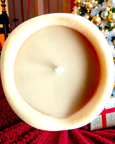 Sójová svíčka Zimní Lišáček, 7,5 cm na výšku, ručně odlévaná sójová svíčka s roztomilým spícím lišáčkem, možnost personalizace gravírováním na štítku.