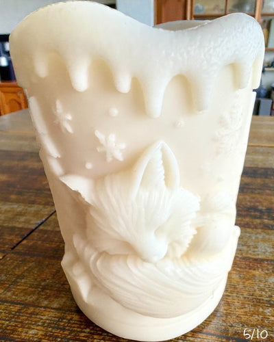 Sójová svíčka Zimní Lišáček, 7,5 cm na výšku, ručně odlévaná sójová svíčka s roztomilým spícím lišáčkem, možnost personalizace gravírováním na štítku.