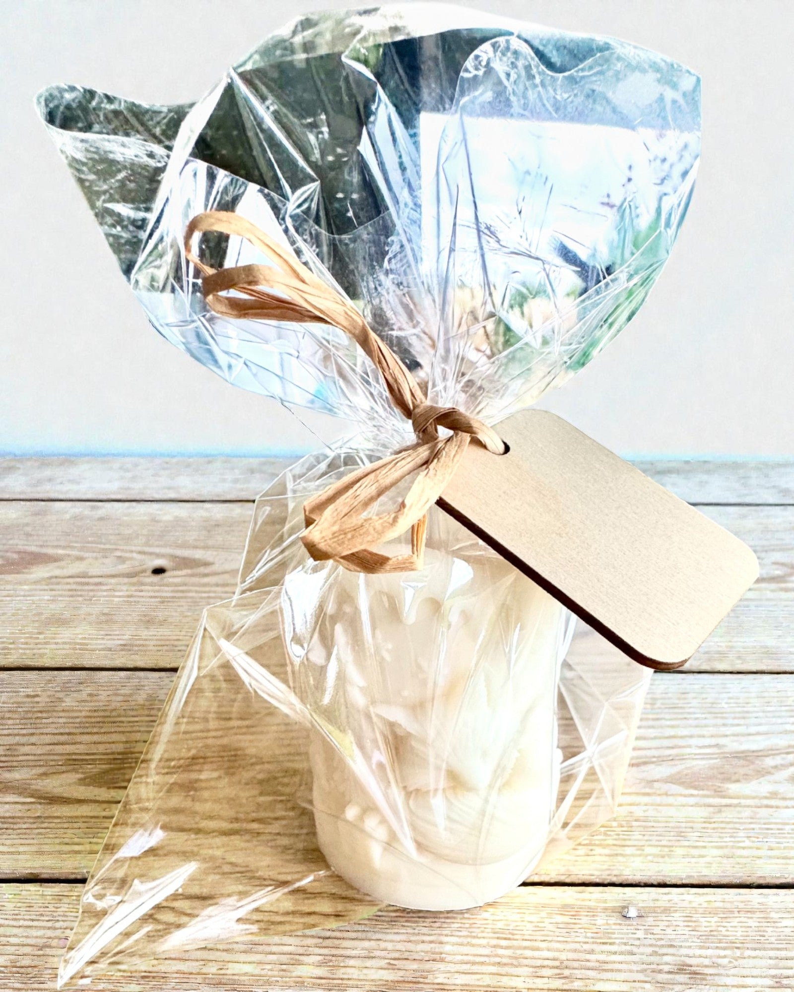 Świeca sojowa Zimowy Lisek, 7.5 cm wysokości, ręcznie odlewana świeca sojowa z uroczym śpiącym liskiem, personalizacja grawerem na tabliczce