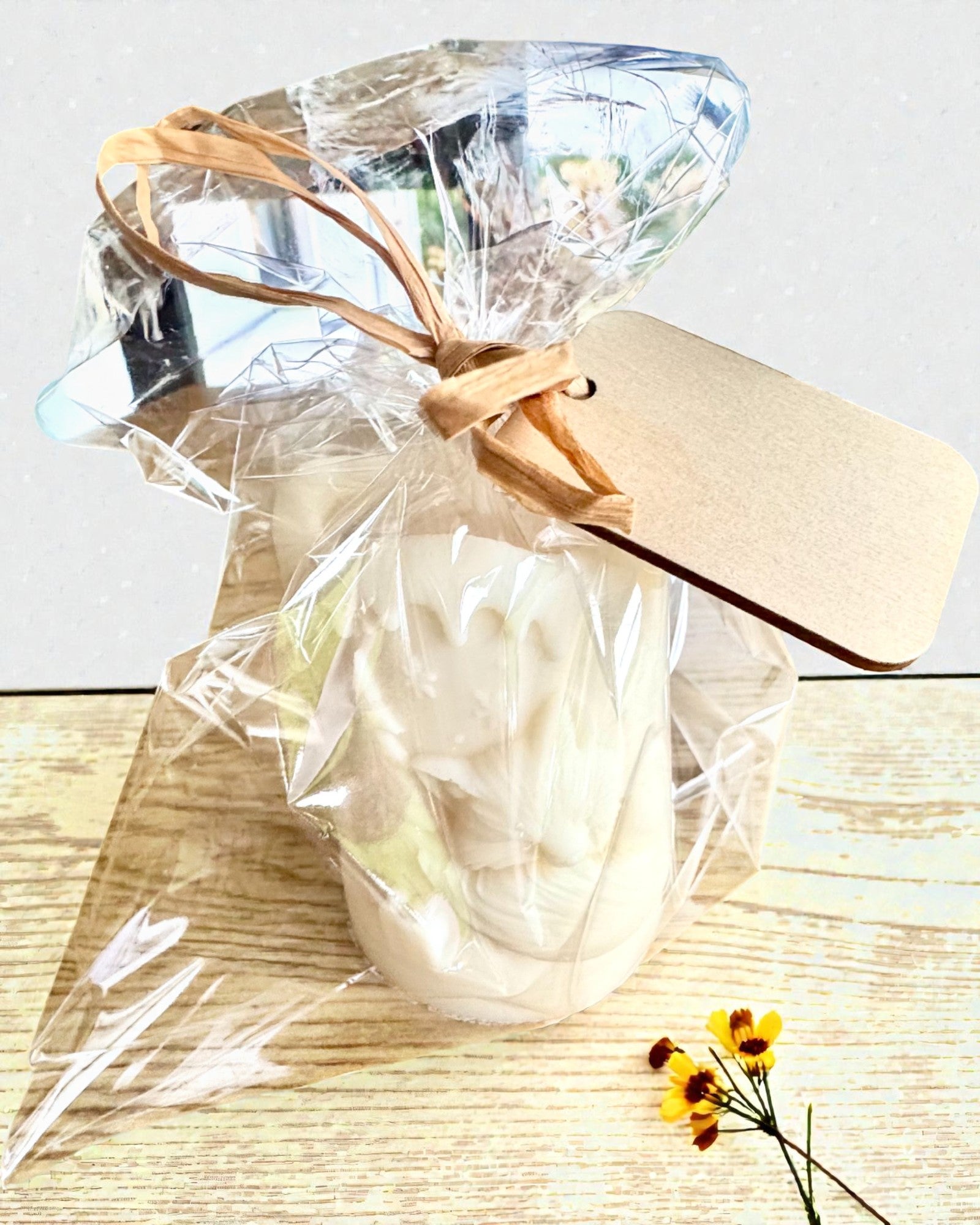 Świeca sojowa Zimowy Lisek, 7.5 cm wysokości, ręcznie odlewana świeca sojowa z uroczym śpiącym liskiem, personalizacja grawerem na tabliczce