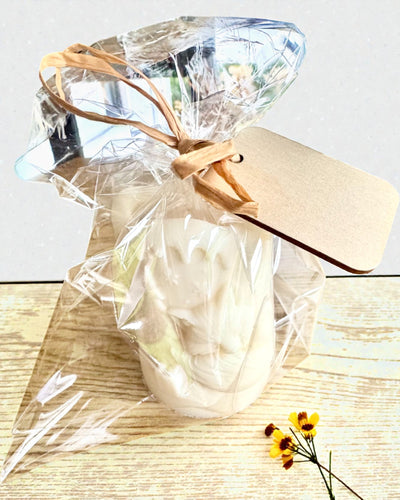 Sójová svíčka Zimní Lišáček, 7,5 cm na výšku, ručně odlévaná sójová svíčka s roztomilým spícím lišáčkem, možnost personalizace gravírováním na štítku.