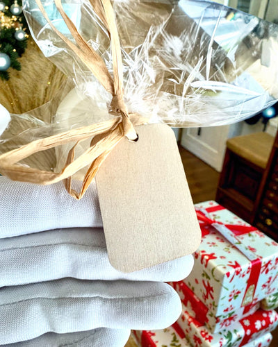 Sójová svíčka Zimní Lišáček, 7,5 cm na výšku, ručně odlévaná sójová svíčka s roztomilým spícím lišáčkem, možnost personalizace gravírováním na štítku.