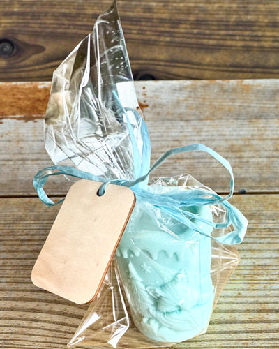 Sójová svíčka Zimní Lišáček, 7,5 cm na výšku, ručně odlévaná sójová svíčka s roztomilým spícím lišáčkem, možnost personalizace gravírováním na štítku.