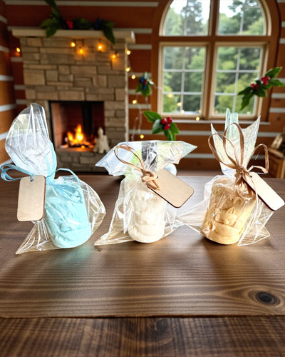 Sójová svíčka Zimní Lišáček, 7,5 cm na výšku, ručně odlévaná sójová svíčka s roztomilým spícím lišáčkem, možnost personalizace gravírováním na štítku.