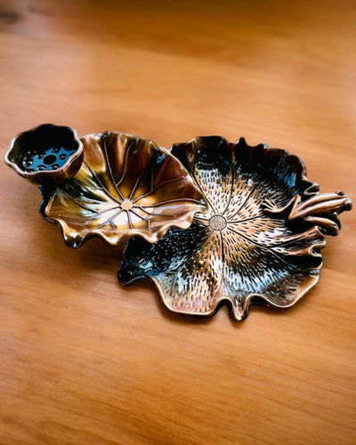 Elegantní kovový držák na kadidlo ve tvaru lotosového listu - 4 varianty na výběr, možnost personalizace gravírováním jako dárek