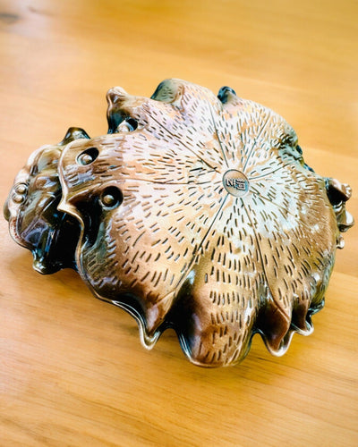 Elegantní kovový držák na kadidlo ve tvaru lotosového listu - 4 varianty na výběr, možnost personalizace gravírováním jako dárek