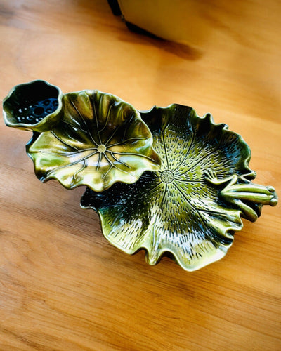 Elegantní kovový držák na kadidlo ve tvaru lotosového listu - 4 varianty na výběr, možnost personalizace gravírováním jako dárek