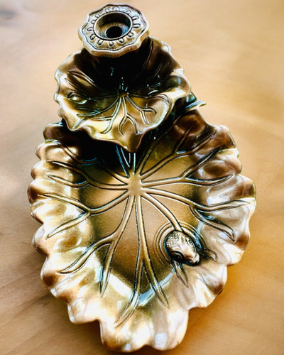 Elegantní kovový držák na kadidlo ve tvaru lotosového listu - 4 varianty na výběr, možnost personalizace gravírováním jako dárek