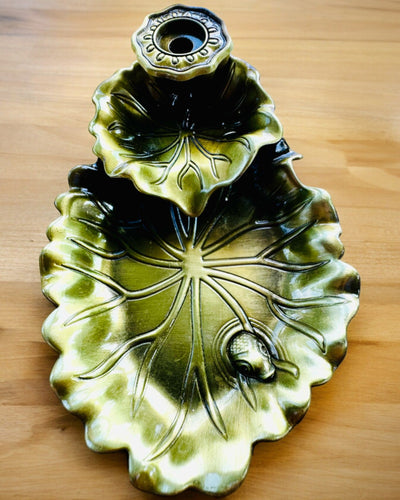 Elegantní kovový držák na kadidlo ve tvaru lotosového listu - 4 varianty na výběr, možnost personalizace gravírováním jako dárek