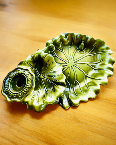 Elegantní kovový držák na kadidlo ve tvaru lotosového listu - 4 varianty na výběr, možnost personalizace gravírováním jako dárek