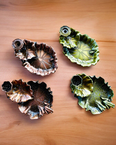 Elegantní kovový držák na kadidlo ve tvaru lotosového listu - 4 varianty na výběr, možnost personalizace gravírováním jako dárek