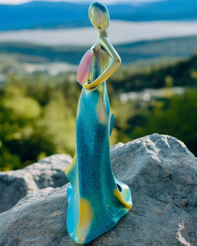 Elegantní stojan na láhev - Socha dámy - personalizace gravírováním, 2 varianty na výběr