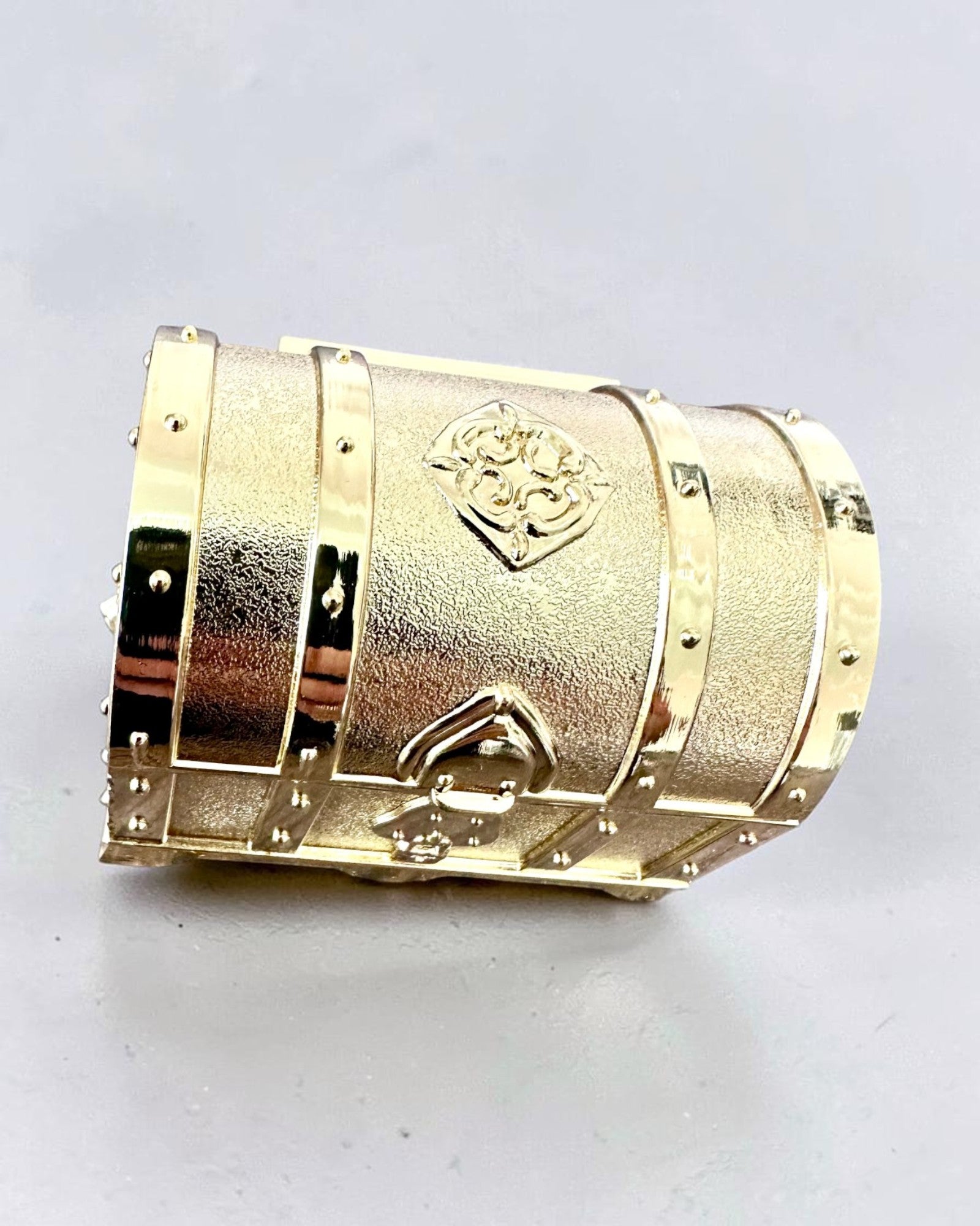 Retro kovová truhla na poklady s gravírováním - stříbrná kazeta 7x5x5 cm