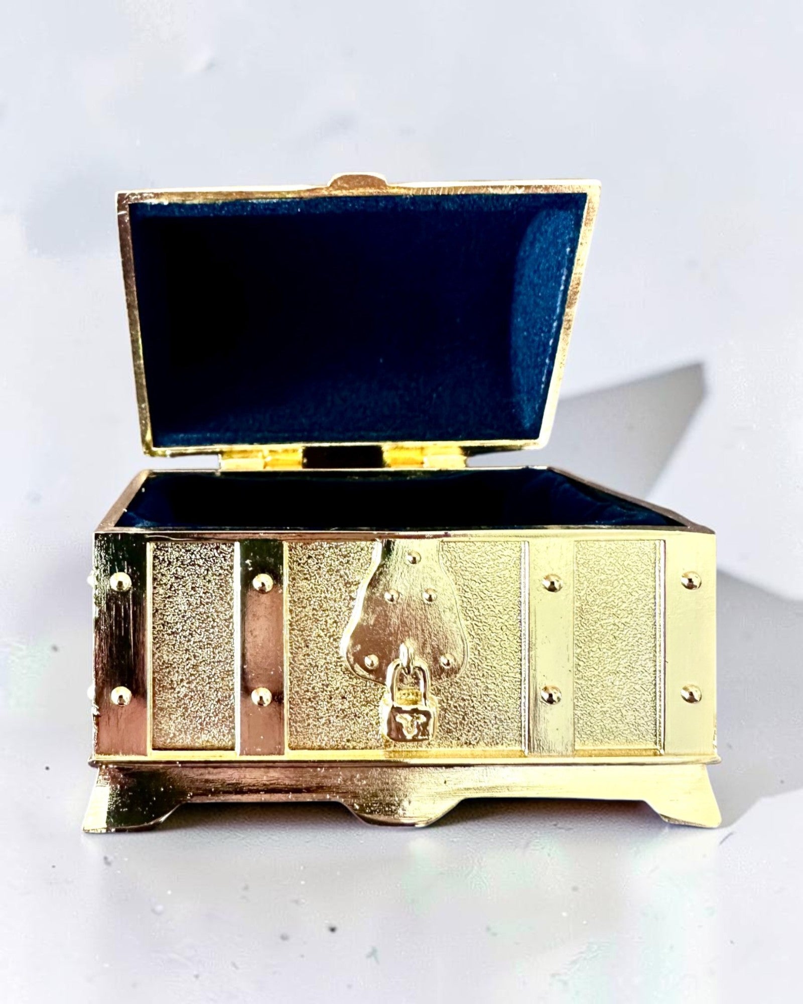 Retro kovová truhla na poklady s gravírováním - stříbrná kazeta 7x5x5 cm