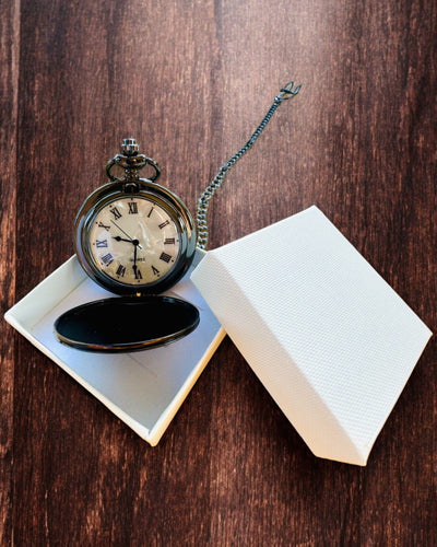 Klasické kapesní hodinky s římskými číslicemi a řetízkem, křemenné, černý lesk - barva černá