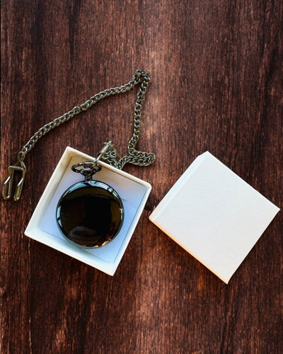 Klasické kapesní hodinky s římskými číslicemi a řetízkem, křemenné, černý lesk - barva černá