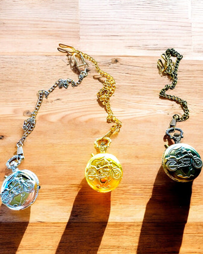 Kapesní hodinky "Motocyklový Elegán 2" – Gravírování jako dárek, 3 barevné varianty