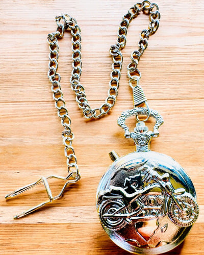 Kapesní hodinky "Motocyklový Elegán 2" – Gravírování jako dárek, 3 barevné varianty