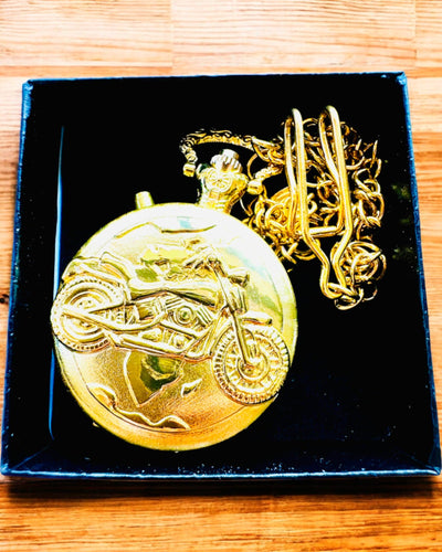 Kapesní hodinky "Motocyklový Elegán 2" – Gravírování jako dárek, 3 barevné varianty