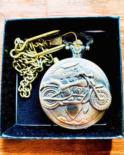 Kapesní hodinky "Motocyklový Elegán 2" – Gravírování jako dárek, 3 barevné varianty