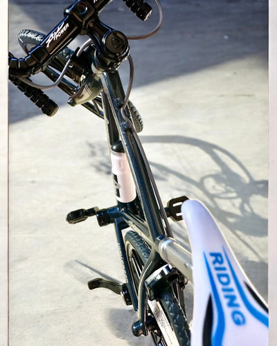 Miniaturní kovový model červeného kola "SpeedMaster" personalizace gravírováním jako dárek, 2 barevné varianty