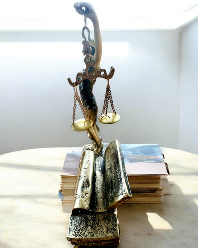 Statuetka "Justicia 2" - Bohyně Spravedlnosti – Umělecká Dekorace na Polici, Řemeslo z Pryskyřice, personalizace gravírováním