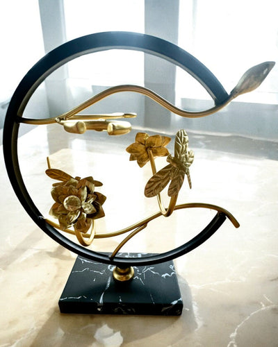 Stojan „Elegantní Brouk“ – na Láhev Vína a Sklenice, Výška 33 cm, s Možností Personalizace Gravírováním jako Dárek