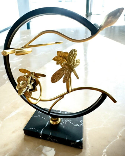 Stojan „Elegantní Brouk“ – na Láhev Vína a Sklenice, Výška 33 cm, s Možností Personalizace Gravírováním jako Dárek