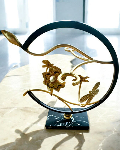 Stojan „Elegantní Brouk“ – na Láhev Vína a Sklenice, Výška 33 cm, s Možností Personalizace Gravírováním jako Dárek