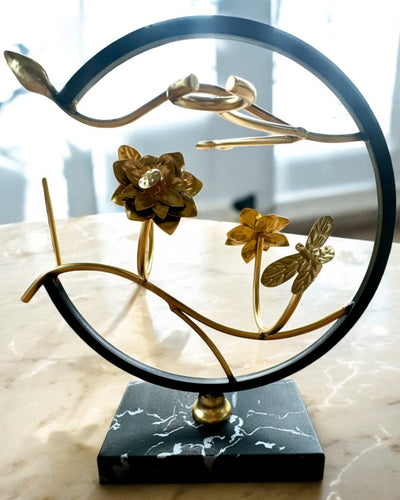 Stojan „Elegantní Brouk“ – na Láhev Vína a Sklenice, Výška 33 cm, s Možností Personalizace Gravírováním jako Dárek