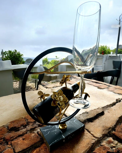 Stojan „Elegantní Brouk“ – na Láhev Vína a Sklenice, Výška 33 cm, s Možností Personalizace Gravírováním jako Dárek