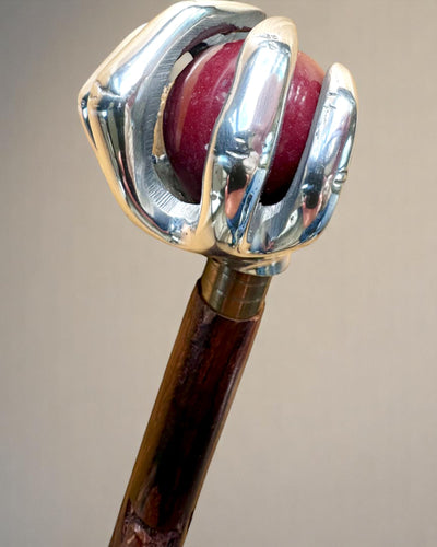 Hůl na chůzi „Královská Ruka“ – ručně vyřezávaná z indického mangového dřeva, možnost personalizace gravírováním