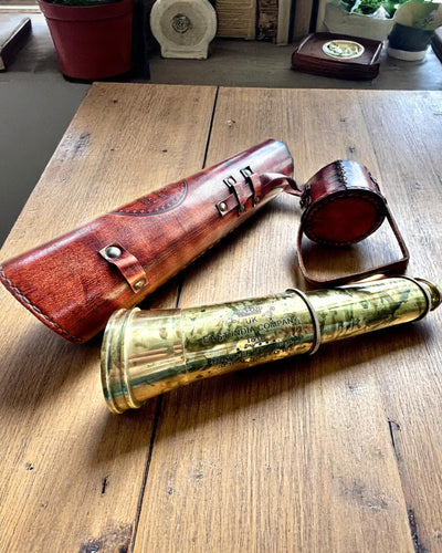 Královský dalekohled „Voyager 1818” – Exkluzivní, mosazný, 83 cm, ručně vyrobený, pouzdro z přírodní kůže – Sběratelská edice, personalizace gravírováním jako dárek